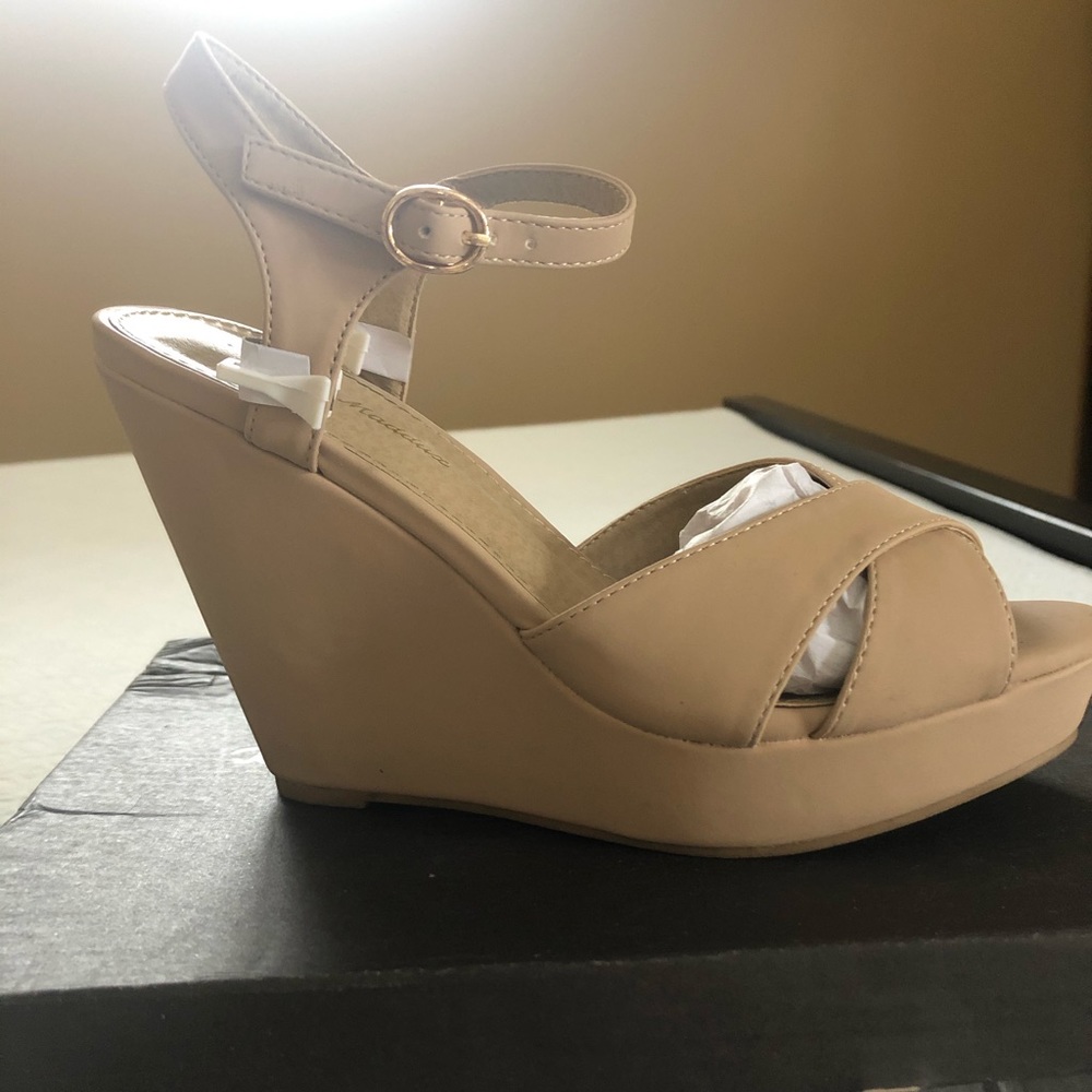 7.5 Nude Wedges